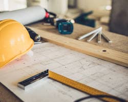 كيف تختار المقاول المناسب لمشروعك؟ (7 معايير لا يمكن التنازل عنها)